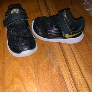 Like new nike sneakers all 5t